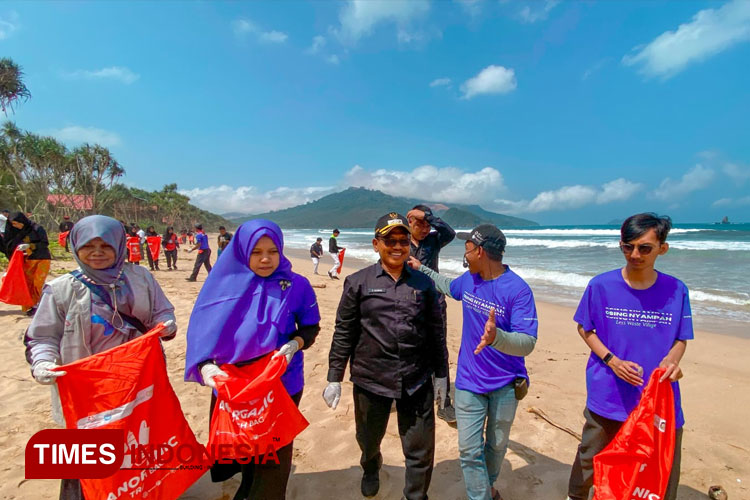 Wakil Bupati Banyuwangi, H Sugirah, sedang ikut ambil peran dalam membersihkan sampah di pantai Gumuk Kantong, dalam acara Banyuwangi Clean Up. (FOTO: Emvitrust Indonesia For TIMES Indonesia)