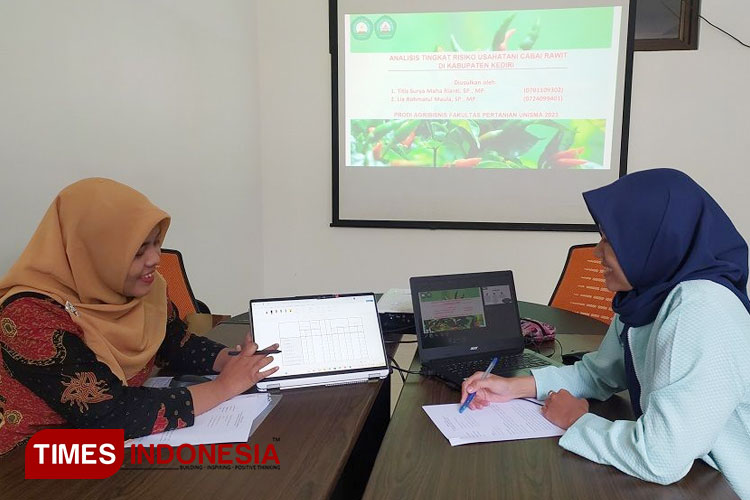 Titis Surya Maha Rianti bersama tim saat berdiskusi hasil penelitian. (FOTO: AJP TIMES Indonesia)