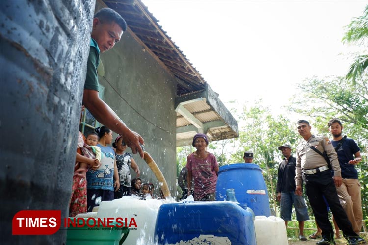 Polres Pacitan menyalurkan bantuan air bersih untuk warga terdampak kekeringan di Desa Sambong. (FOTO: Yusuf Arifai/TIMES Indonesia)