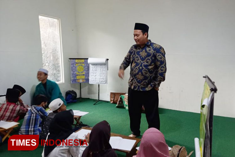 Tim Pengabdian Unisma Malang saat melakukan pendampingan pembelajaran bahasa arab di Madin Nurun Nahdloh Ki Ageng Gribig. (FOTO: AJP TIMES Indonesia)