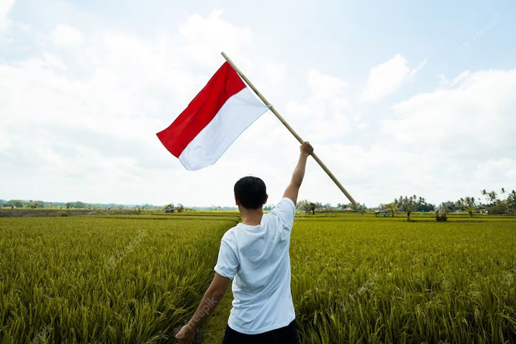 A man holding Indonesian flag on his hand. (Photo: Odua/Freepik)