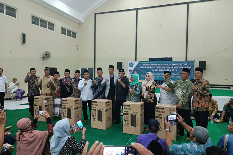 Gus Muhdlor Serahkan Bantuan Sound System Kepada 813 RT Di Sidoarjo ...