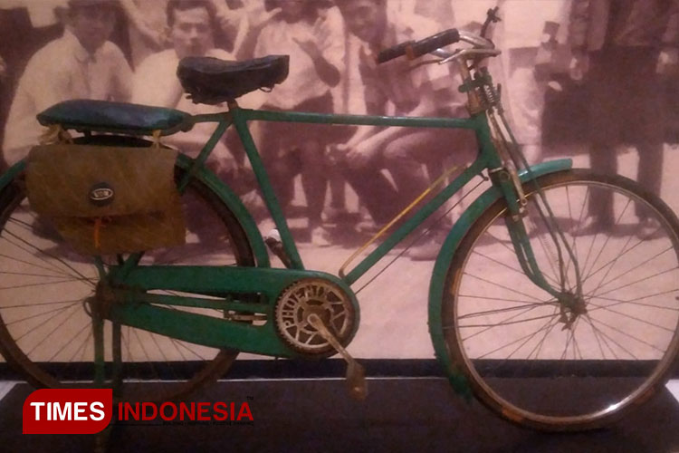 Sepeda pengantar surat antar fakultas menjadi salah satu koleksi museum Edukasi Universitas Negeri Malang. (foto: Putri Filiana/TIMES Indonesia)