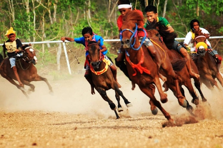 Pacuan kuda di Kabupaten Sumba Timur. (FOTO: Pemkab Sumba Timur)