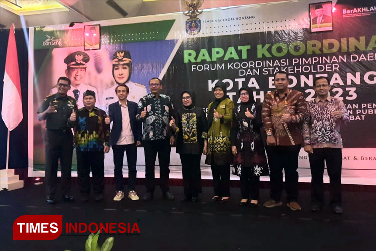 Ketua Komisi II DPRD Bontang, Rustam (tiga dari Kiri) saat menghadiri Rapat Koordinasi Forkopimda Bontang (FOTO: Amril Ashar/TIMES Indonesia) 