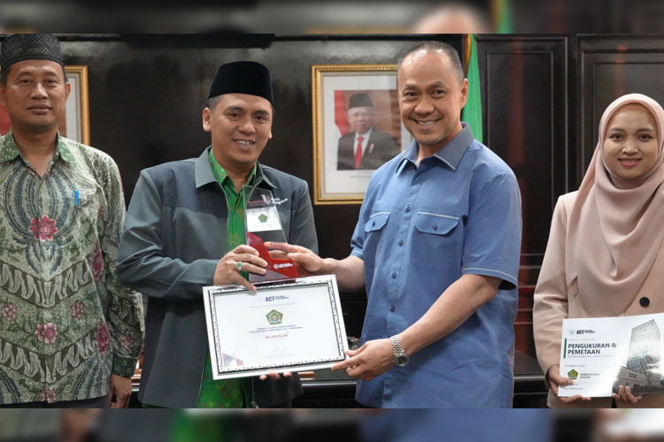 Founder ACT Consulting International Ary Ginanjar menyerahkan tropi penghargaan kepada Wamenag Saiful Rahmat Dasuki