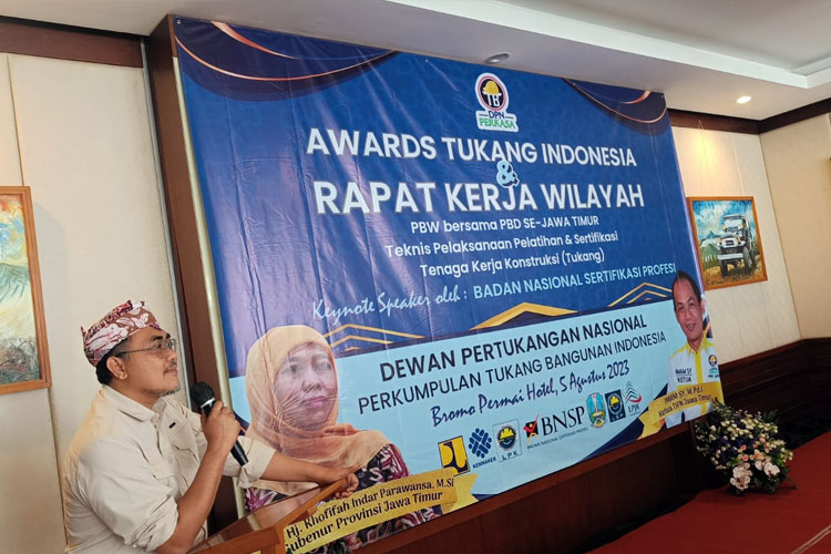Ketua PBW DPN Perkasa Jatim Imam SY, menyampaikan urgensi sosialisasi Undang-undang (UU) Nomor 2 tahun 2017 saat Rakerwil di Jiwa Jawa Hotel Bromo, Probolinggo, Sabtu (5/8/2023). (Foto: Dok. DPN Perkasa Jatim)