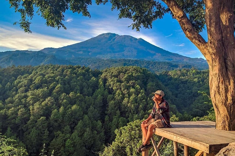 Menikmati Panorama Ciremai dari Ketinggian Gunung Ciwaru di Kabupaten Majalengka