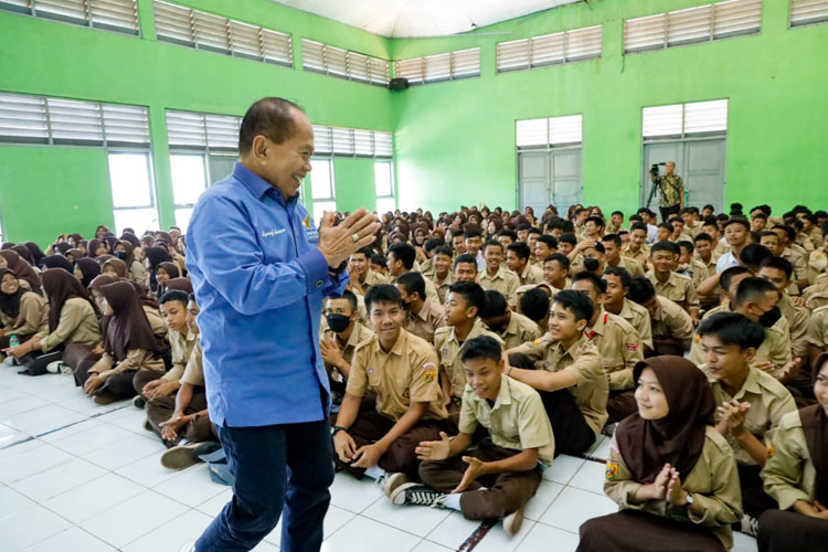 Wakil Ketua MPR RI Syarief Hasan memberi motivasi kepada 400 Siswa SMKN Pertanian Pembangunan (PP) Cianjur, Jawa Barat, Jumat (4/8/2023). (Foto: dok MPR RI)