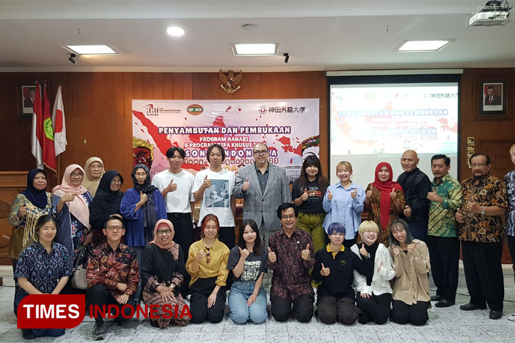 11 mahasiswa asal Jepang dan para dosen STIE Malang Kucecwara dalam acara pembukaan program Hanabi, Sabtu (5/8/2023). (FOTO: Achmad Fikyansyah/TIMES Indonesia)