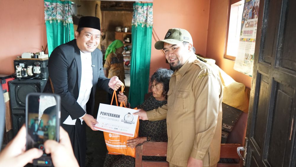 Bagikan Paket Sembako, Ini Pesan Dokter Puguh Founder RSU Wajak Husada Malang