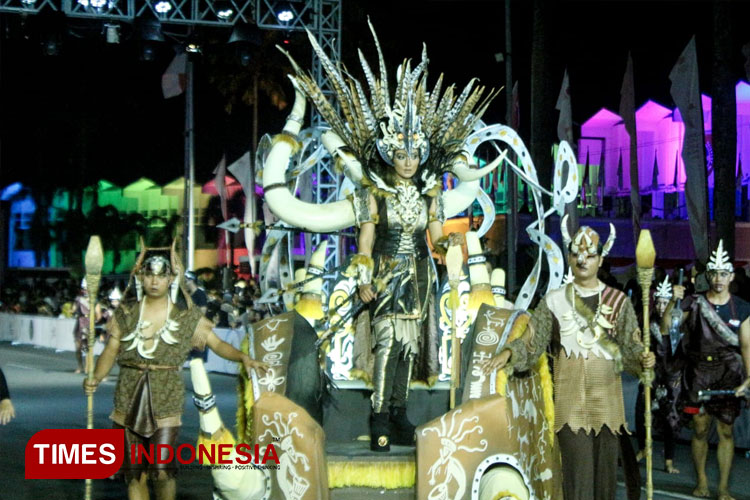 Penampilan Defile Prehistoric. (FOTO: Siti Nur Faizah/TIMES Indonesia)