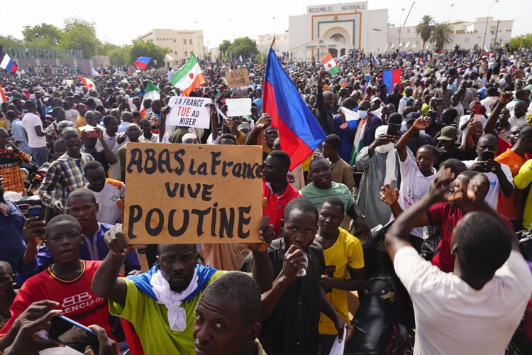 Ribuan orang yang mendukung kudeta di Niger berbaris di jalan-jalan ibu kota. Mereka mengecam Prancis dan mengibarkan bendera Rusia. (FOTO: AP)