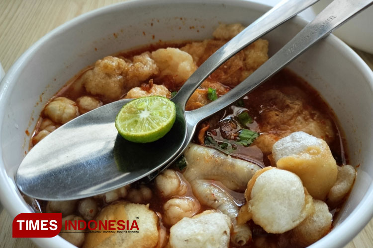 Kuliner Seblak dan bakso aci khas bandung di Kota Blitar (Foto : Nur Al Ana/TIMES Indonesia)