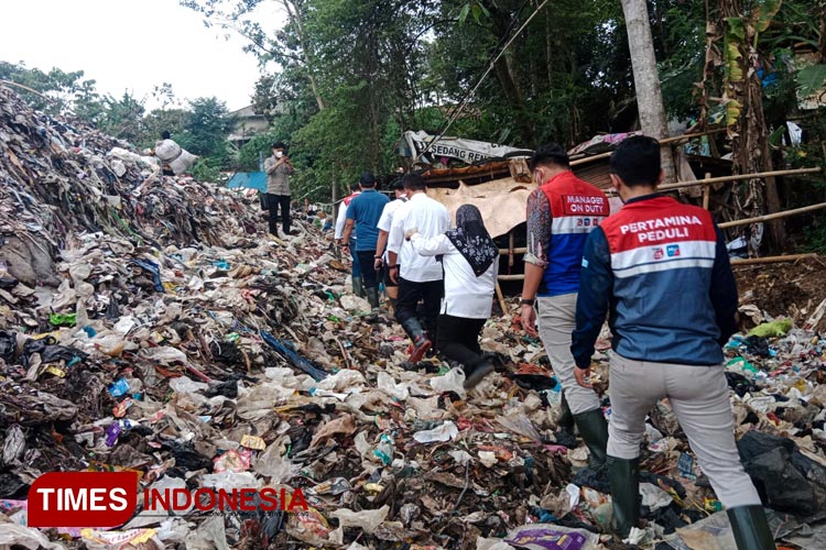 Beberapa petugas dari Dinas Lingkungan Hidup Kota Tasikmalaya saat melakukan peninjauan ke TPA Ciangir Kota Tasikmalaya beberapa hari yang lalu. (FOTO: Harniwan Obech/TIMES Indonesia)