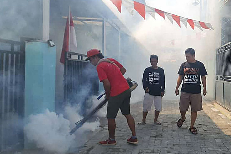 DBD Menyerang Warga, Samsul Hadi Fogging Pemukiman Masyarakat Sukodono Sidoarjo