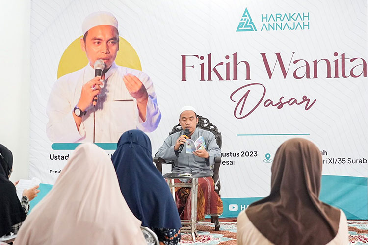 Ustad Qusyairi Ismail memandu acara diskusi Fikih Wanita Dasar yang diadakan oleh Harakah Annajah di Gayungsari, Surabaya, Minggu (6/8/2023). (Foto: Dok. Harakah Annajah) 