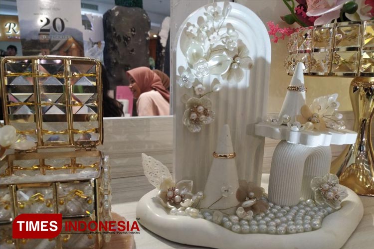 Seperangkat cincin pernikahan di salah satu booth Wedding Expo Kediri 2023 (yobby/Times Indonesia)