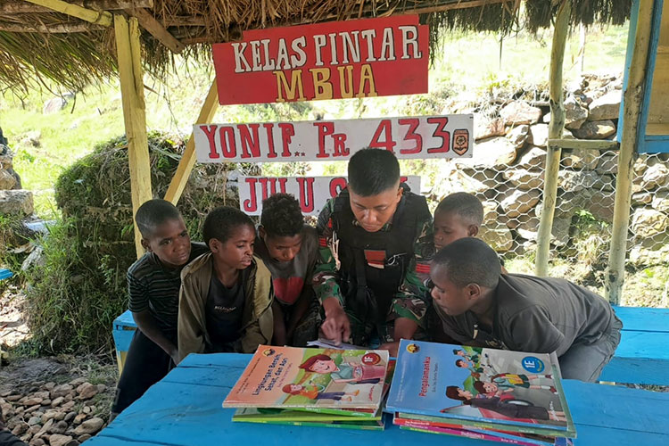 Personel Satgas Yonif Para Raider 433/JS Kostrad saat memberi pelajaran di Kelas Pintar yang diadakan disekitar lingkungan Pos Satgas di Distrik Mbua, Kab. Nduga, Papua, (6/8/2023). (FOTO: Satgas Yonif Para Raider  433/JS for TIMES Indonesia)
