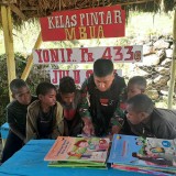 Minim Pengajar, Prajurit Satgas Yonif Para Raider 433/JS Buka Kelas Pintar di Papua