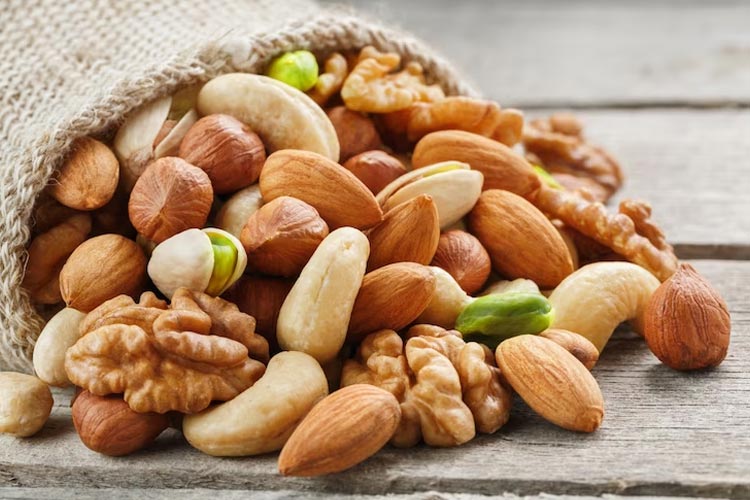 Various kind of nuts. (Photo: Alexgrec/Freepik)