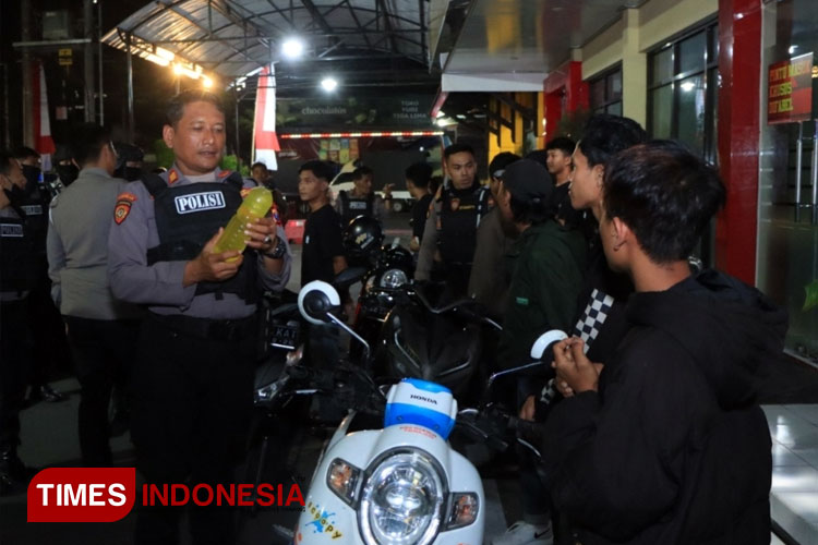 Polisi mengamankan gerombolan pemuda yang sedang pesta Miras di Kota Blitar (FOTO: Nur Al Ana/TIMES Indonesia)