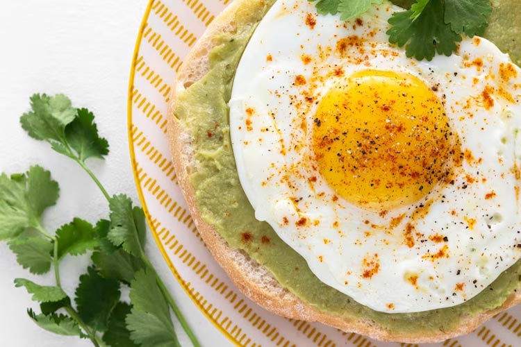 Sunny side egg atau telor mata sapi. (Foto: Freepik)