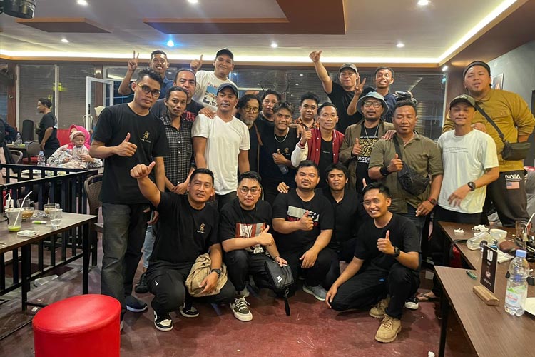 Grup Band Roa Belo pose bersama usai rilis single baru di Palu. (Foto : Dokumentasi Roa Belo for Times Indonesia)