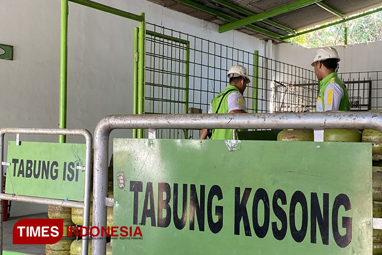 Sejumlah tabung elpiji 3 kilogram yang masih terisi dan kosong. (Foto: Abdul Jalil/TIMES Indonesia)