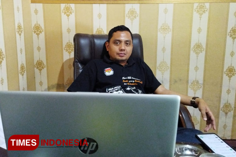 Komisioner Divisi Teknis KPU Kabupaten Mojokerto, Achmad Arif ditemui TIMES Indonesia di ruangan, Senin (6/8/2023) (Foto: Thaoqid Nur/TIMES Indonesia)