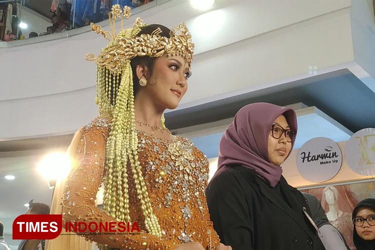 Salah satu MUA dan model dengan hasil rias pengantin kreasinya (FOTO: Yobby/TIMES Indonesia)