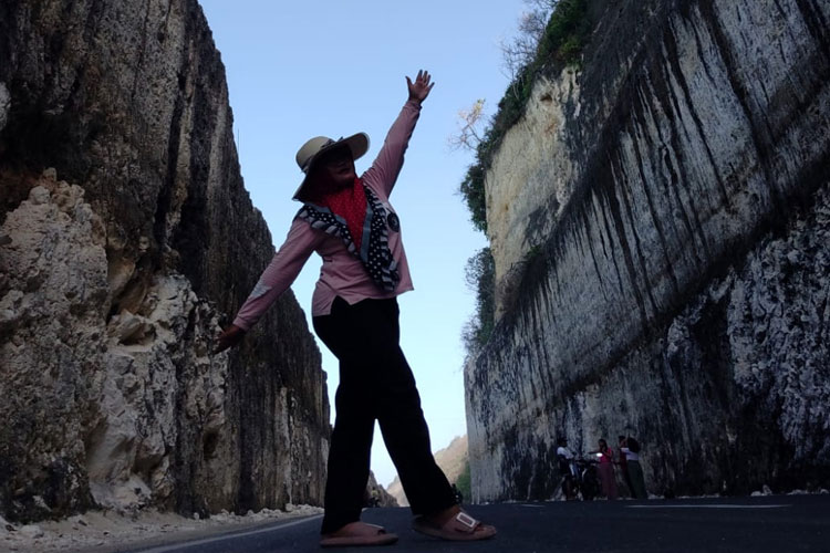Tebing Pantai Tanah Barat, salah satu Spot selfie yang diminati wisatawan saat berkunjung ke Pantai Pandawa. (Foto: Susi/ TIMES Indonesia)