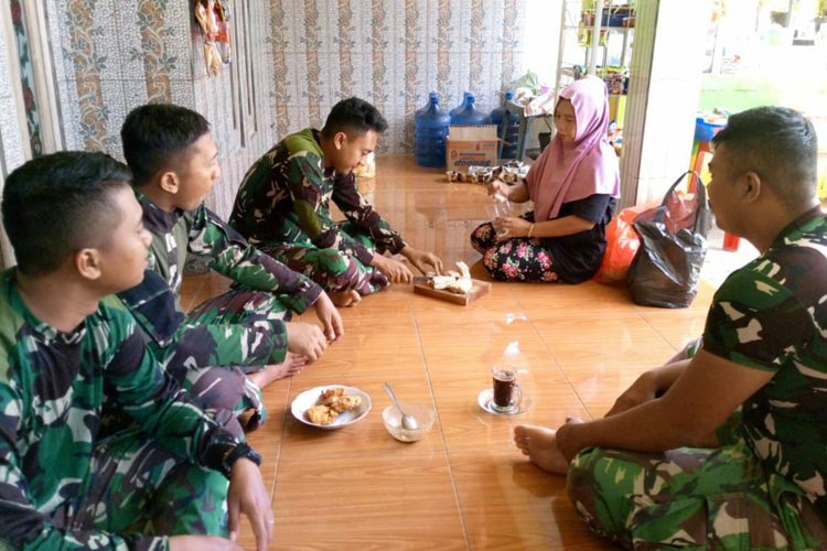 Para prajurit saat berkumpul bersama warga kelurahan Pojok (foto : dok Kodim0809/Kediri) 