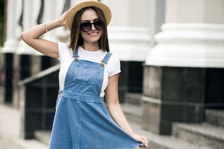 A girl wearing nice flirty looking jeans. (Photo: senivpetro/Freepik)