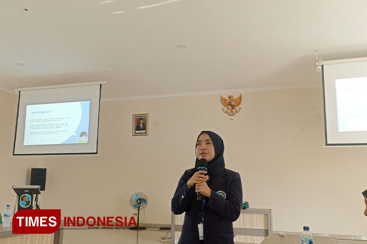 Aiga Ventivani saat menyampaikan materi Workshop Literasi Digital di SMAN 10 Malang. (Foto: Andrias Setia Pribadi/TIMES Indonesia)