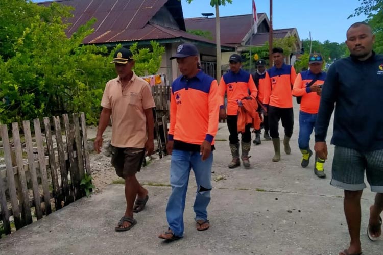 BPBD Taliabu saat bersama Pemerintah Desa Penu lakukan persiapan pencarian Nelayan. (FOTO: Doc Desa Penu)
