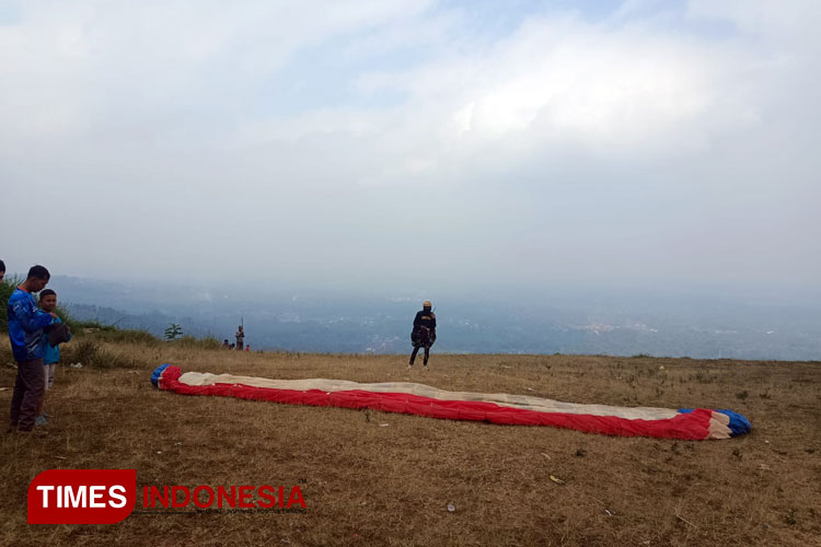 Suasana Asli Bukit Paralayang Sidoluhur, Lawang, Kabupaten Lawang, Minggu (6/8/2023). (FOTO: M. Ade Nur Alfian/TIMES Indonesia)