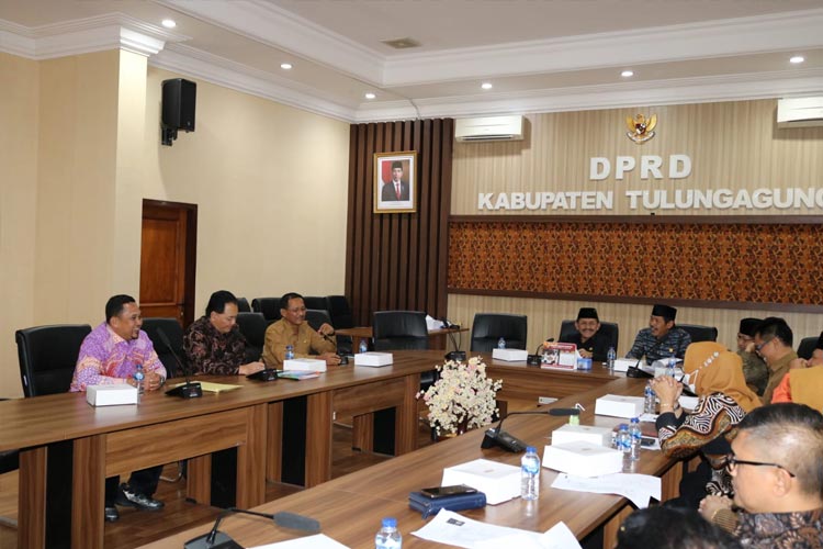Suasana pertemuan tiga orang usulan calon Pj Bupati Tulungagung dengan unsur pimpinan DPRD Tulungagung dan pimpinnan fraksi-fraksi. (Foto : istimewa)