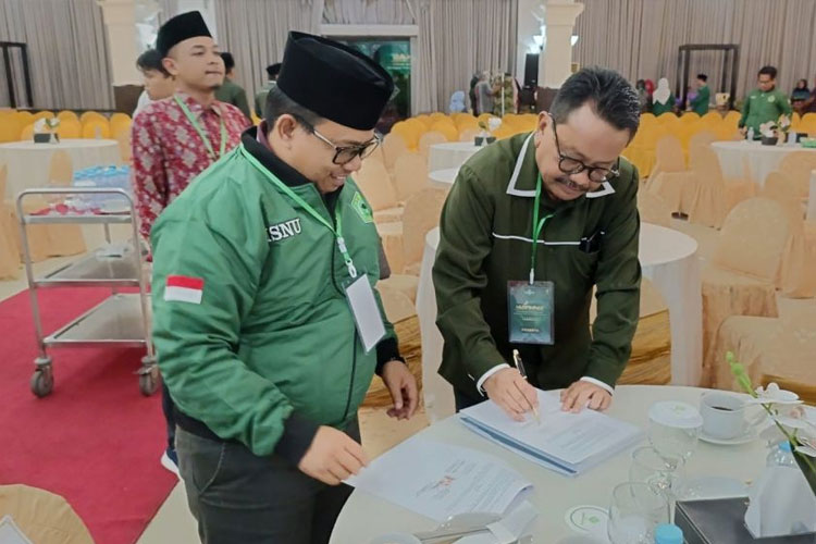 Direktur Pascasarjana Unisma Malang saat bersama dengan Direktur Pasca IAIN Palangkaraya. (FOTO: AJP TIMES Indonesia)