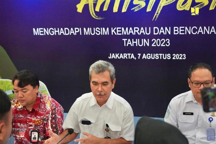 Plt Dirjen SDA Kementrian PUPR RI Jarot Widyoko (tengah) di acara FG Antisipasi Menghadapi Musim Kemarau dan Bencana Kekeringan 2023 di Jakarta, Senin (7/8/2023). (FOTO: Biro Komunikasi Publik Kementerian PUPR RI)