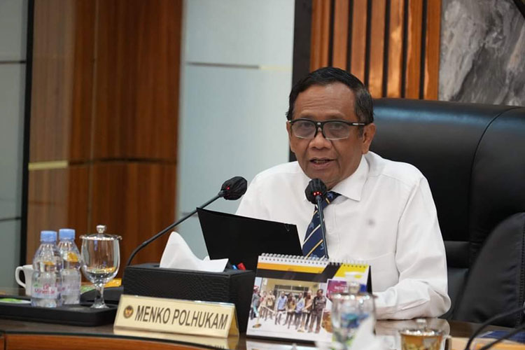 Aktivis HMI Bakar Bendera PDI Perjuangan karena Bela Rocky Gerung, Ini Kata Mahfud MD