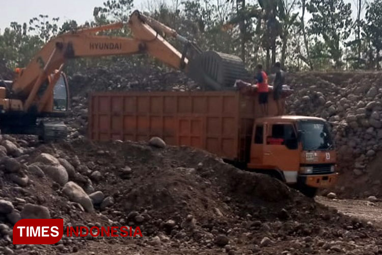 Truk tronton pengangkut tanah uruk pertambangan bebatuan untuk proyek pembangunan Tol Probowangi (Foto: Safi,i for TIMES Indonesia)