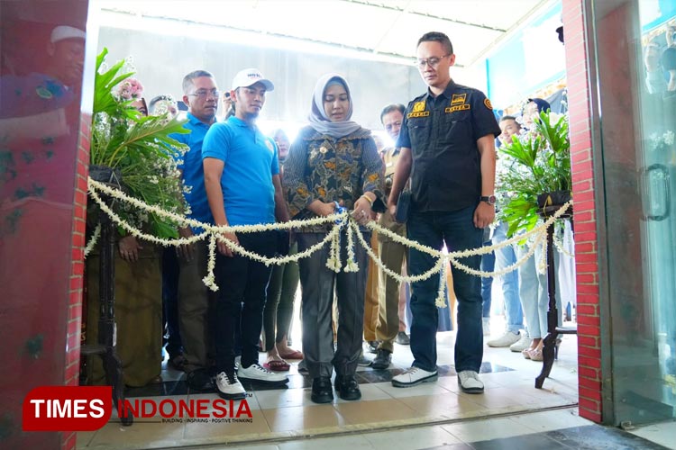 Wali Kota Mojokerto, Ika Puspitasari pada saat meresmikan Pusat Grosir Sepatu (PGS) Kota Mojokerto. (Dok. TIMES Indonesia)