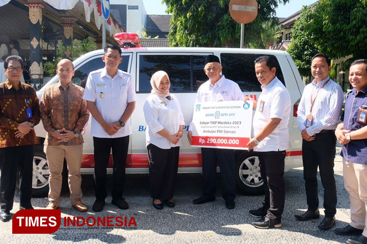 Secara simbolis, Direktur Utama Bank BPD DIY, Santosa Rohmad ketika menyalurkan bantuan CSR berupa mobil ambulan kepada PMI Sleman. (FOTO: Fajar Rianto/TIMES Indonesia)
