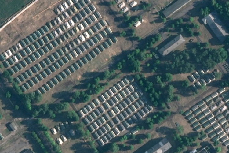 Gambar satelit menunjukkan tenda Wagner yang dicurigai di Pangkalan Militer Belarusia. Tenda itu muncul di tengah spekulasi tentang relokasi kelompok paramiliter Rusia Wagner ke negara itu. (FOTO: Wall Street Journal/Planet Labs PBC)