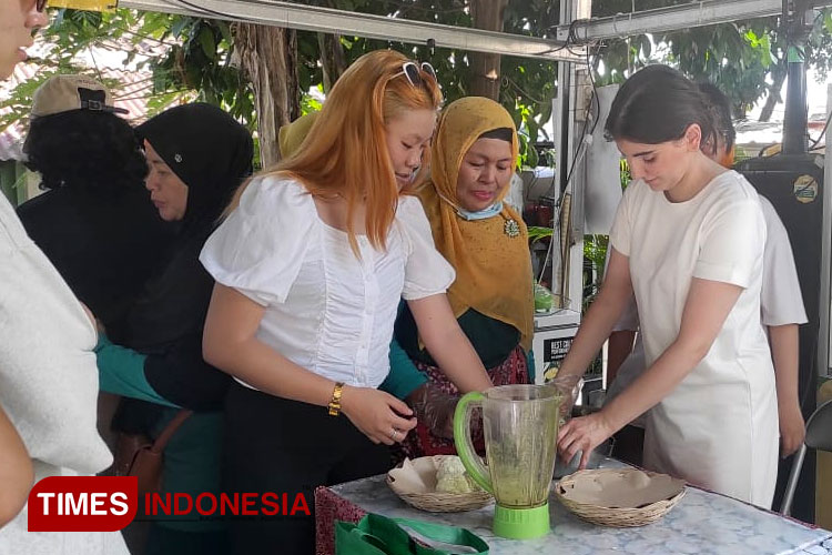 Para-mahasiswa-asing-antusias-ikut-pelatihan-Urban-Farming-b.jpg