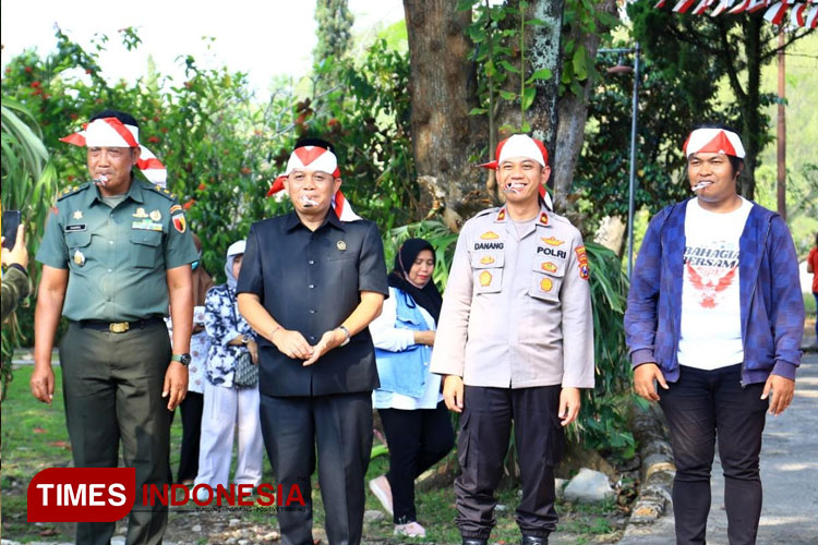 Koordinator Gerakan Gusdurian Muda Sih Kanyono (kanan) , turut bersinergi menyemarakan HUT 78 RI bersama GKJW, TNI, Polri, dan TIMES Indonesia pada Rabu, 9/8/2023. (Foto: Tria Adha/TIMES Indonesia)