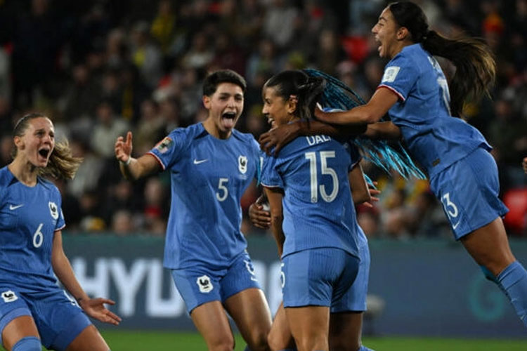 Gelandang Prancis Kenza Dali merayakan gol kedua timnya saat pertandingan sepak bola Piala Dunia Wanita antara Prancis dan Maroko di Stadion Hindmarsh di Adelaide tadi malam. (FOTO A: France24/AFP)