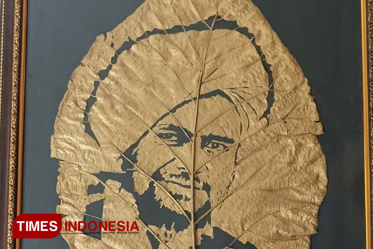 Ukiran-kaligrafi-daun-jati-hasil-karya-Rijalullah-b.jpg