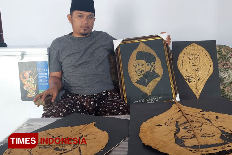 Ukiran kaligrafi daun jati hasil karya Rijalullah. (Foto: Rizky Putra Dinasti/TIMES Indonesia)
